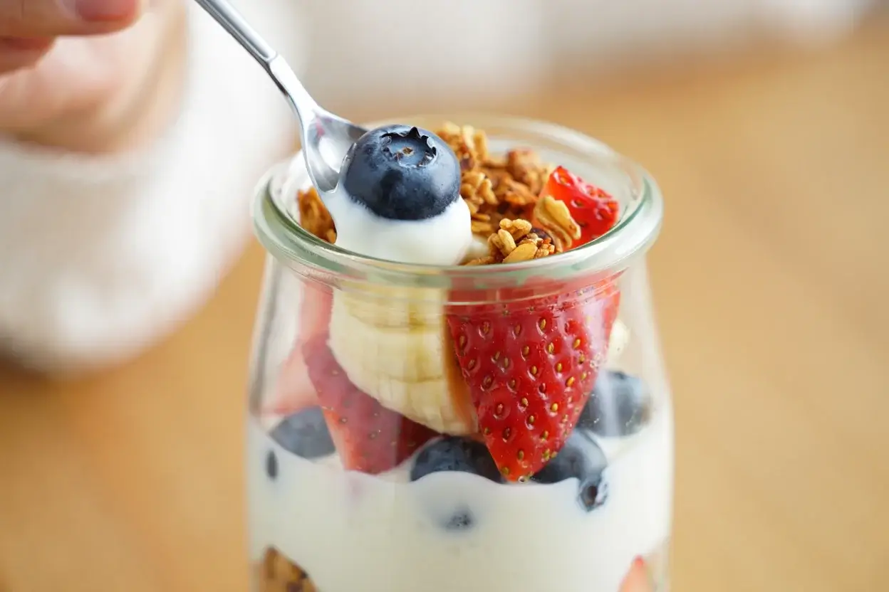 Iogurte natural com frutas e granola